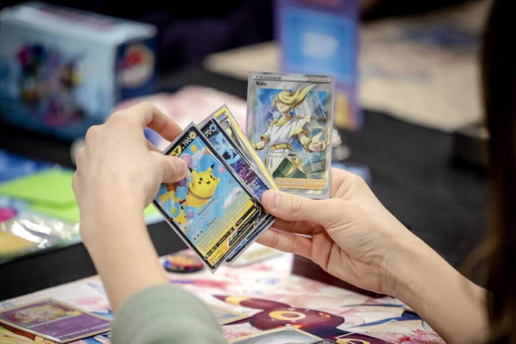giocare con carte pokemon