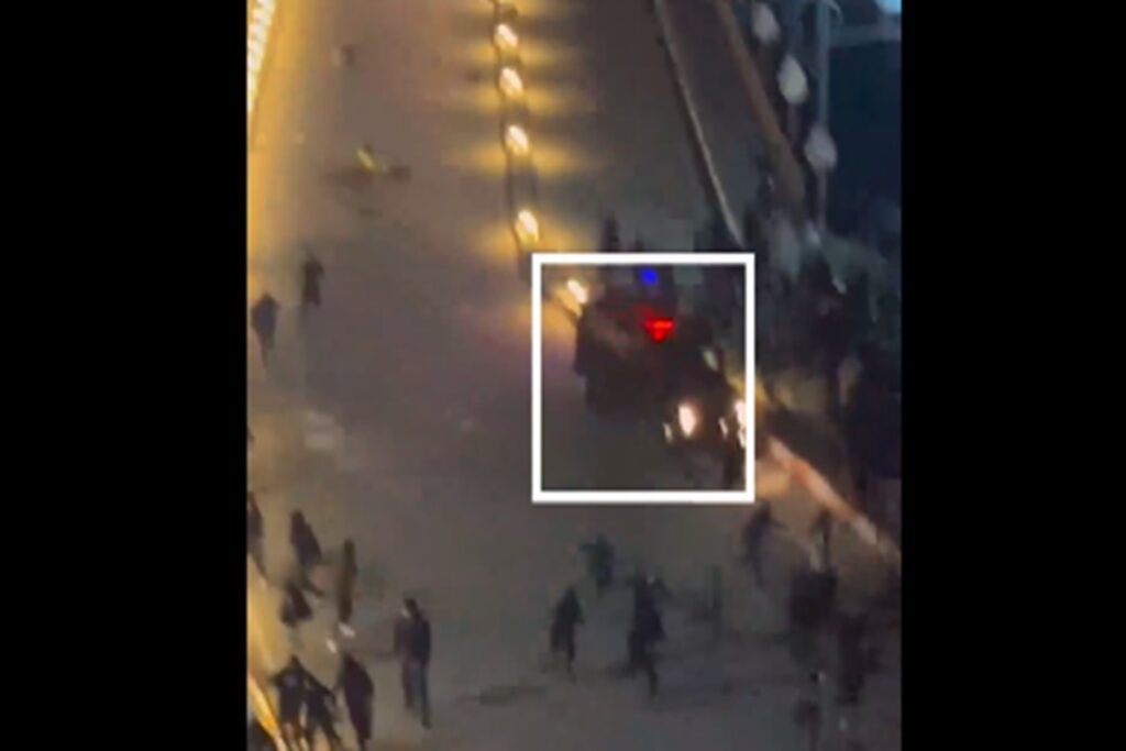 Il video della polizia iraniana che insegue e investe i manifestanti