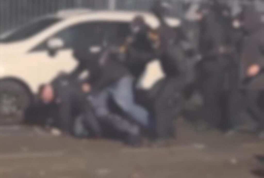 Il poliziotto martellato