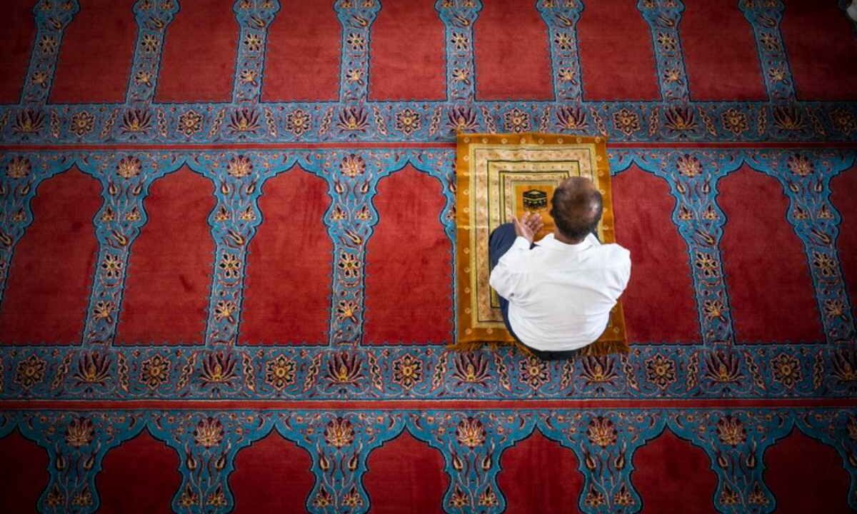 uomo durante il ramadan