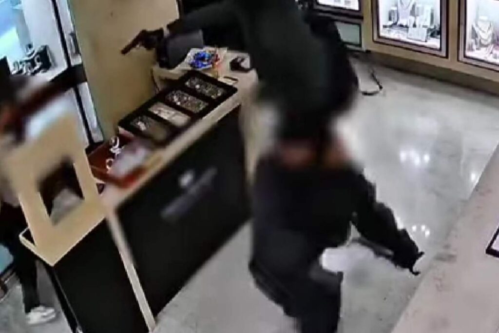 Rapina in una gioielleria a Roma