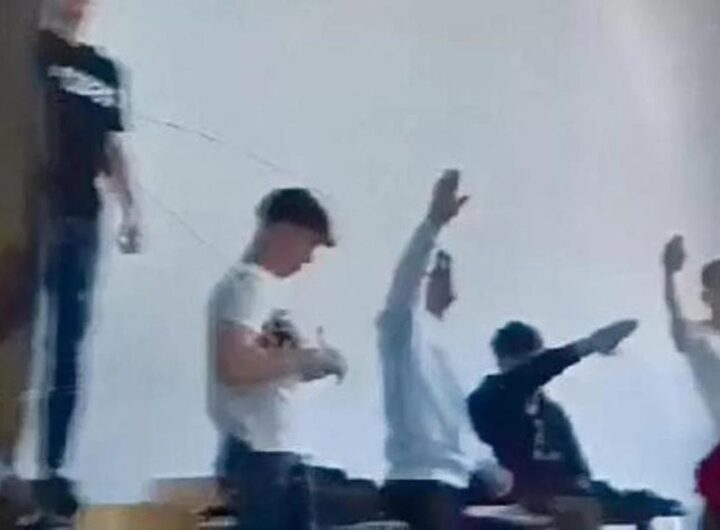 saluti fascisti in aula