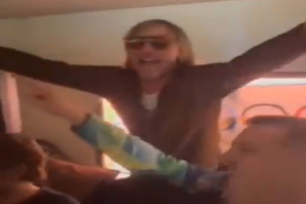 Salvini e Cruciani cantano al karaoke