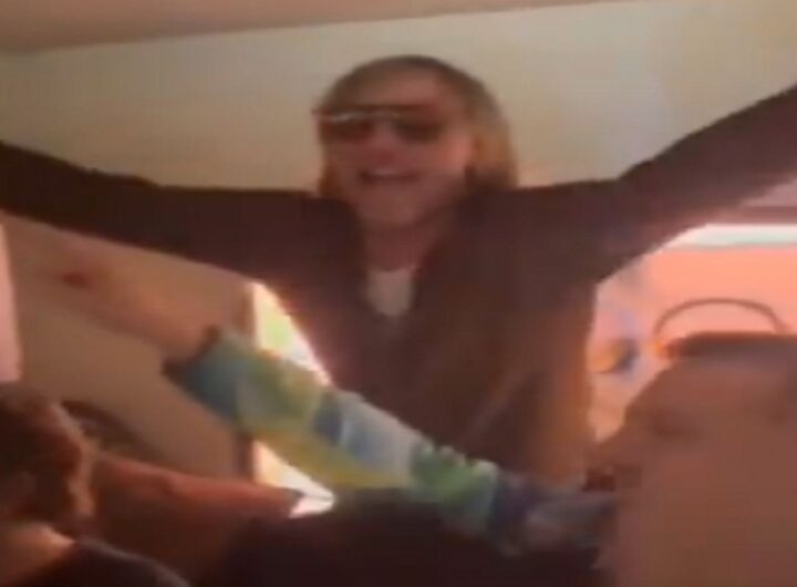 Salvini e Cruciani cantano al karaoke