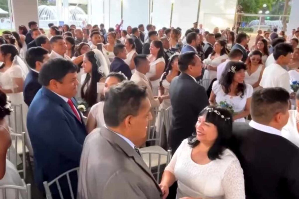 Coppie si sposano in Perù