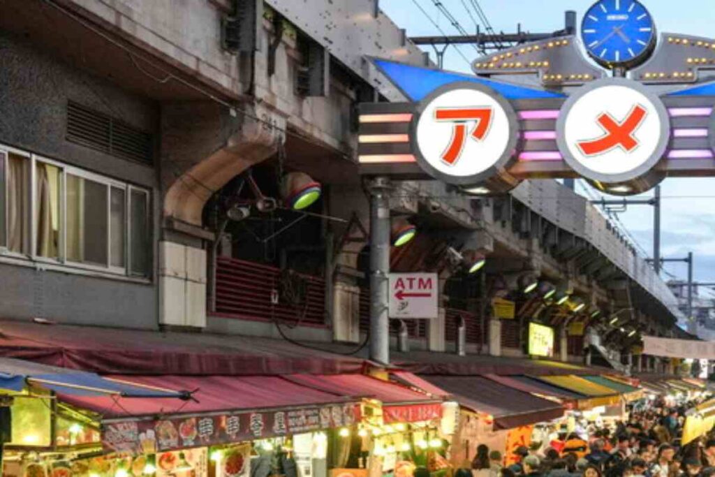 Strada e insegna in Giappone