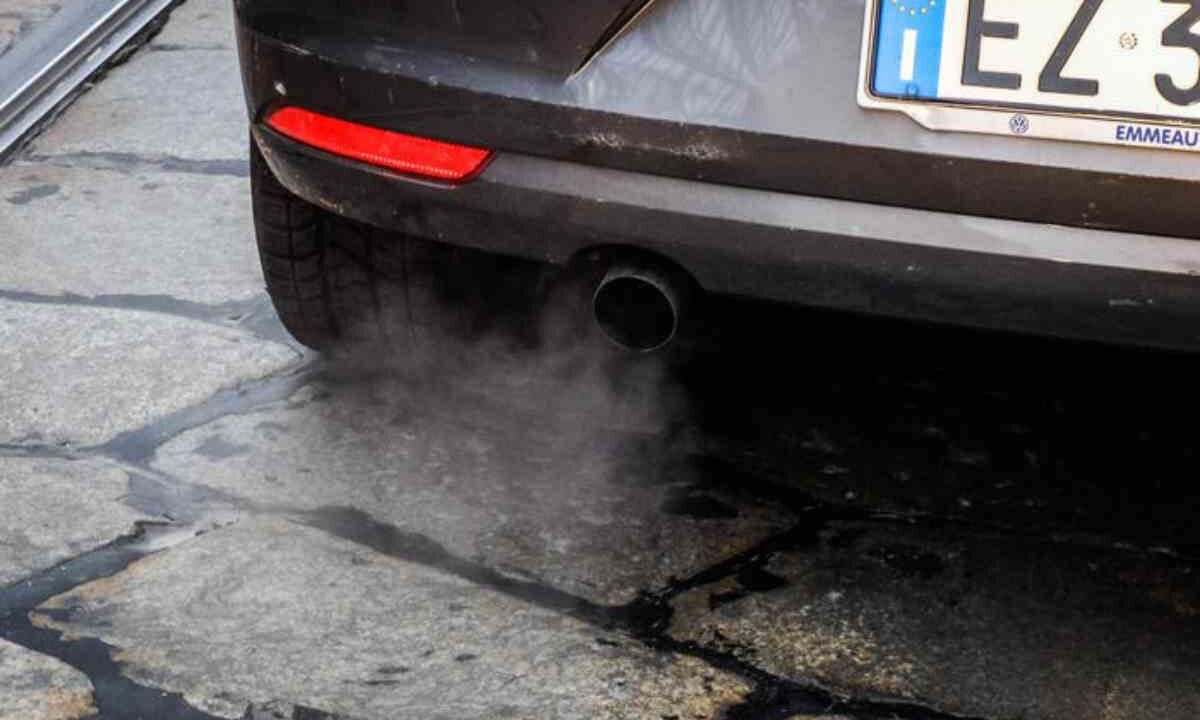 Un'auto inquina l'aria