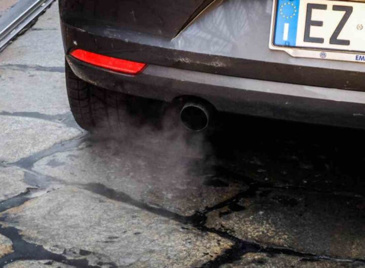 Un'auto inquina l'aria