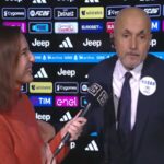 Spalleyti bacia la giornalista di Dazn