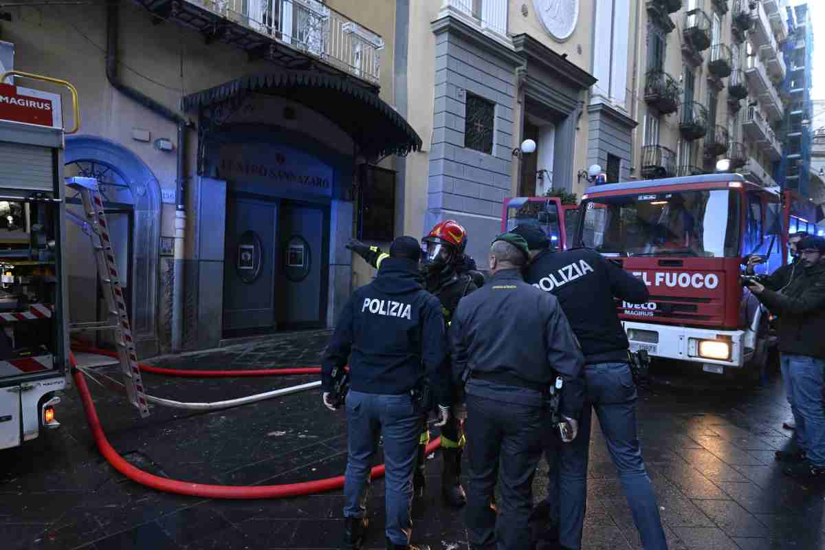 Vigili del Fuoco spengono l'incendio del teatro a Napoli