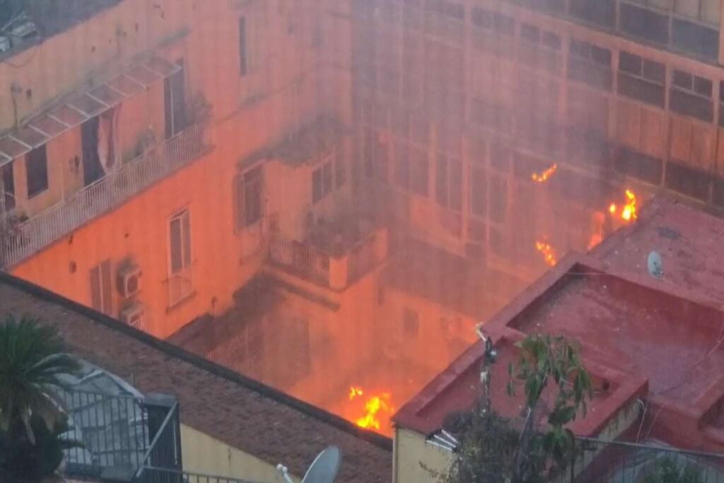 In fiamme il teatro Sanizzaro