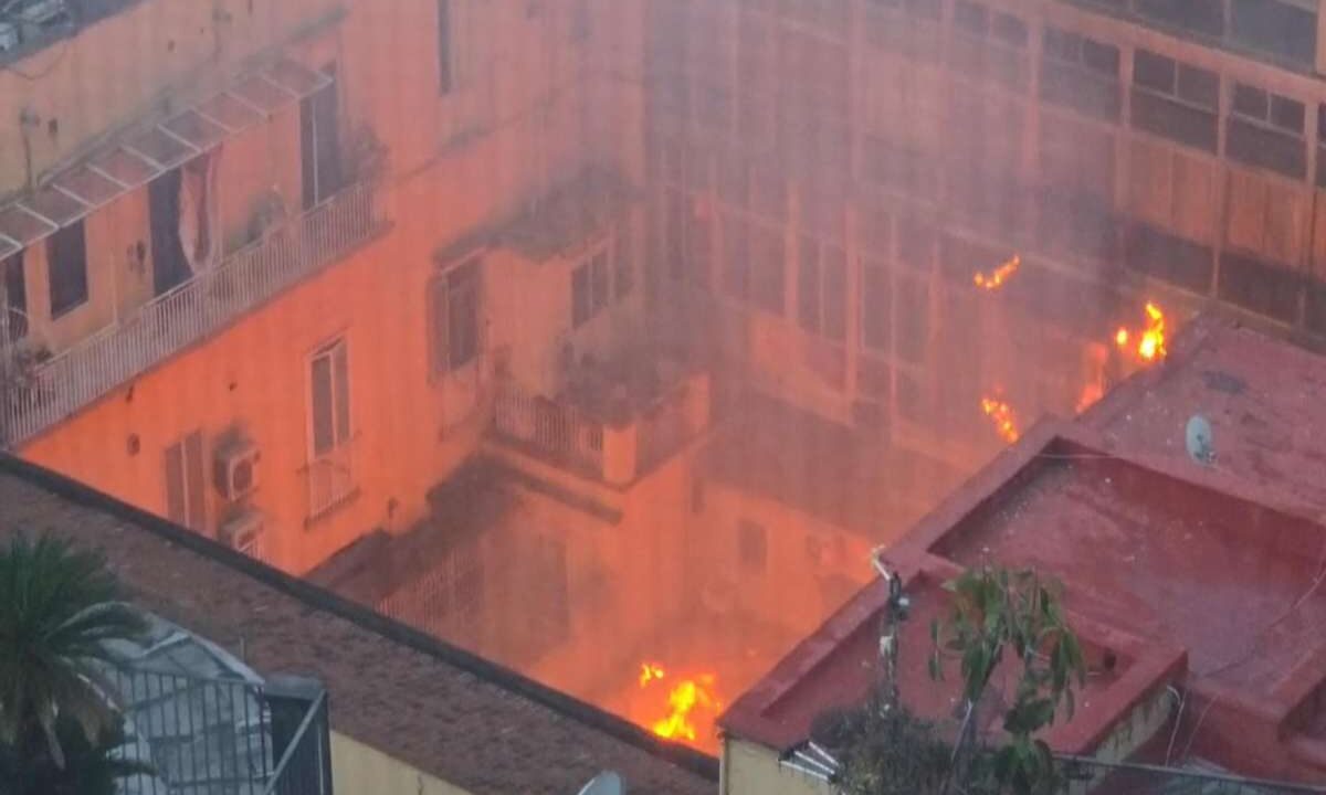 In fiamme il teatro Sanizzaro
