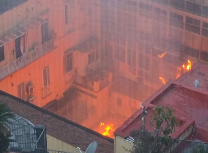 In fiamme il teatro Sanizzaro
