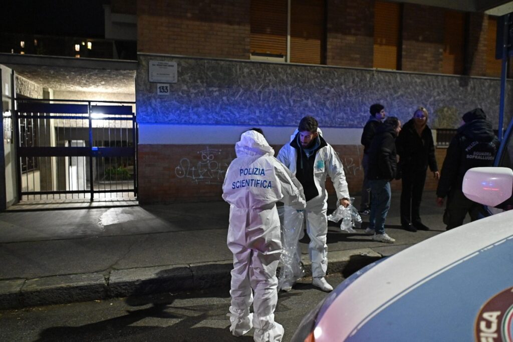 Trovato morto in strada a Torino con una ferita profonda alla gola, accanto il coltello insanguinato