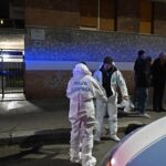 Trovato morto in strada a Torino con una ferita profonda alla gola, accanto il coltello insanguinato