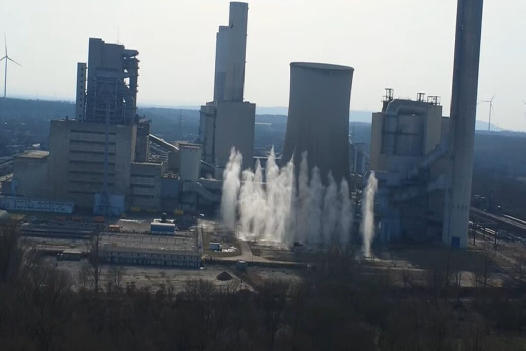Il video della demolizione di una torre di raffreddamento di una centrale elettrica a Grevenbroich, in Germania