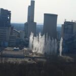 Il video della demolizione di una torre di raffreddamento di una centrale elettrica a Grevenbroich, in Germania