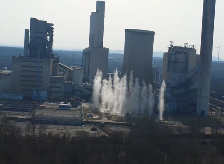Il video della demolizione di una torre di raffreddamento di una centrale elettrica a Grevenbroich, in Germania
