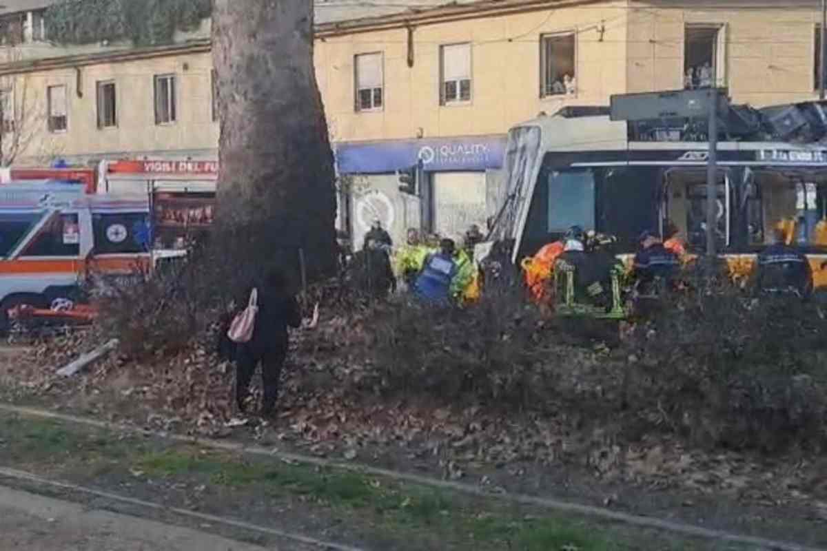 Il tram deragliato a Milano