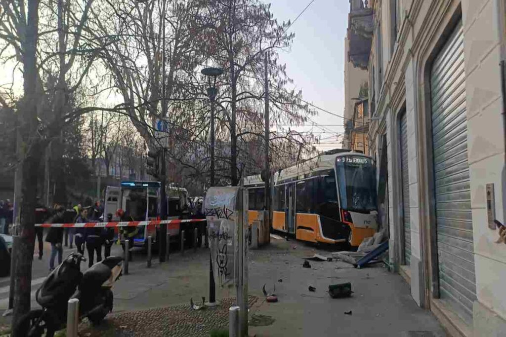 Il tram deragliato a Milano