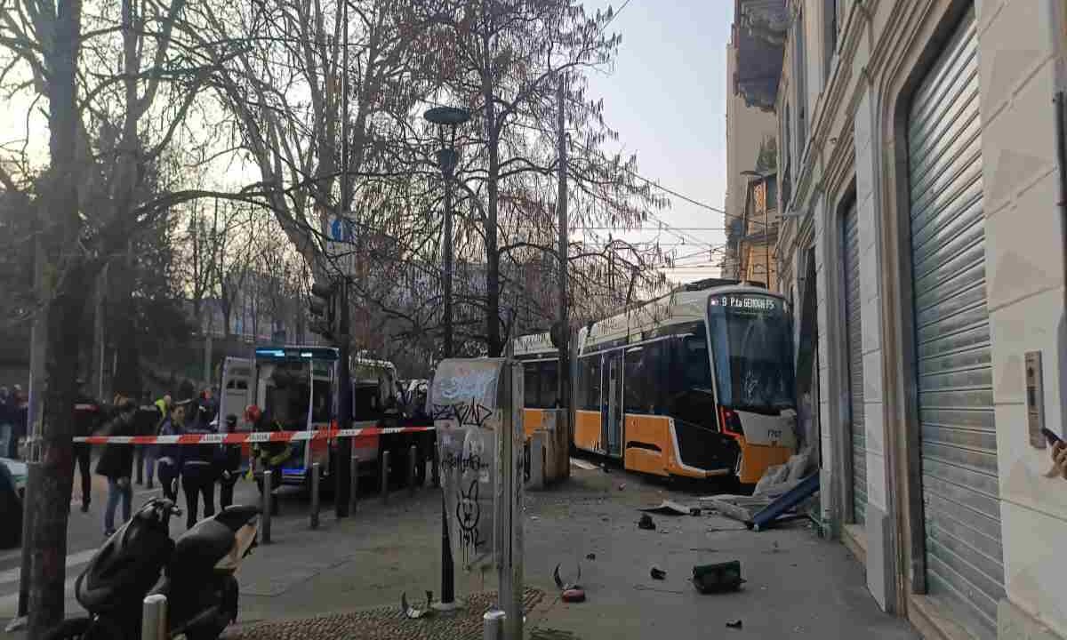 Il tram deragliato a Milano