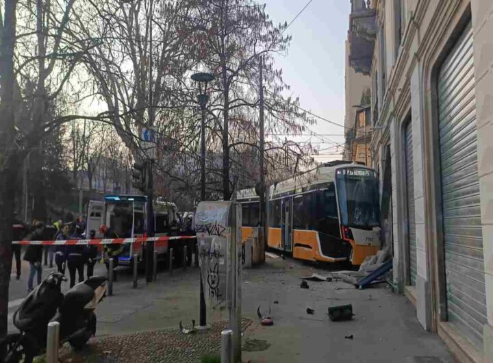 Il tram deragliato a Milano
