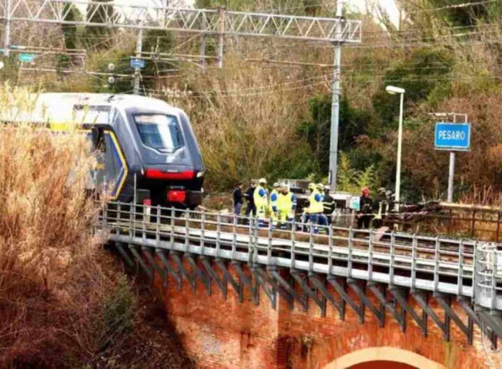 Un treno in transito