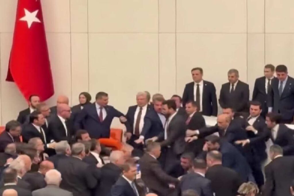 Rissa al parlamento turco