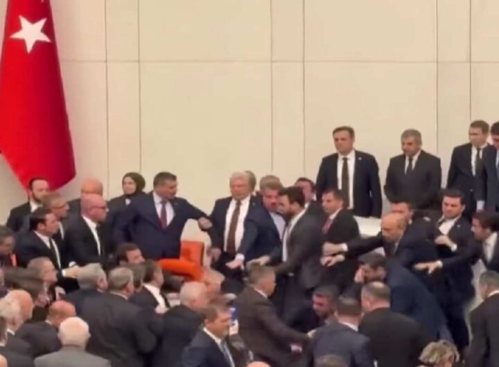Rissa al parlamento turco