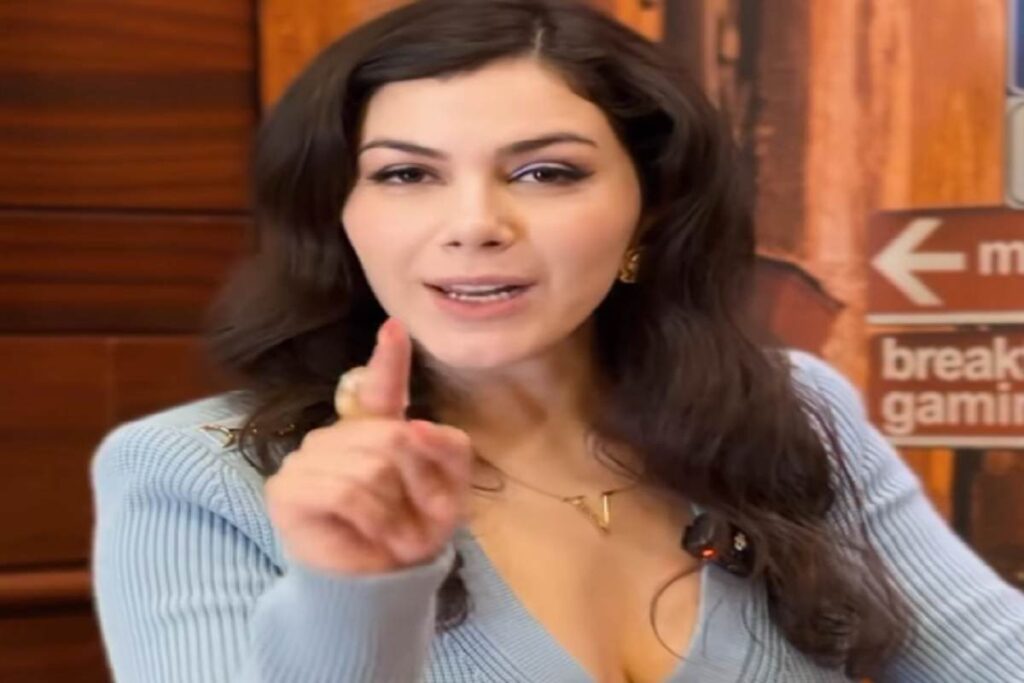 Valentina Nappi contro la Tassa epica