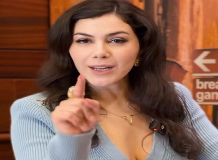 Valentina Nappi contro la Tassa epica