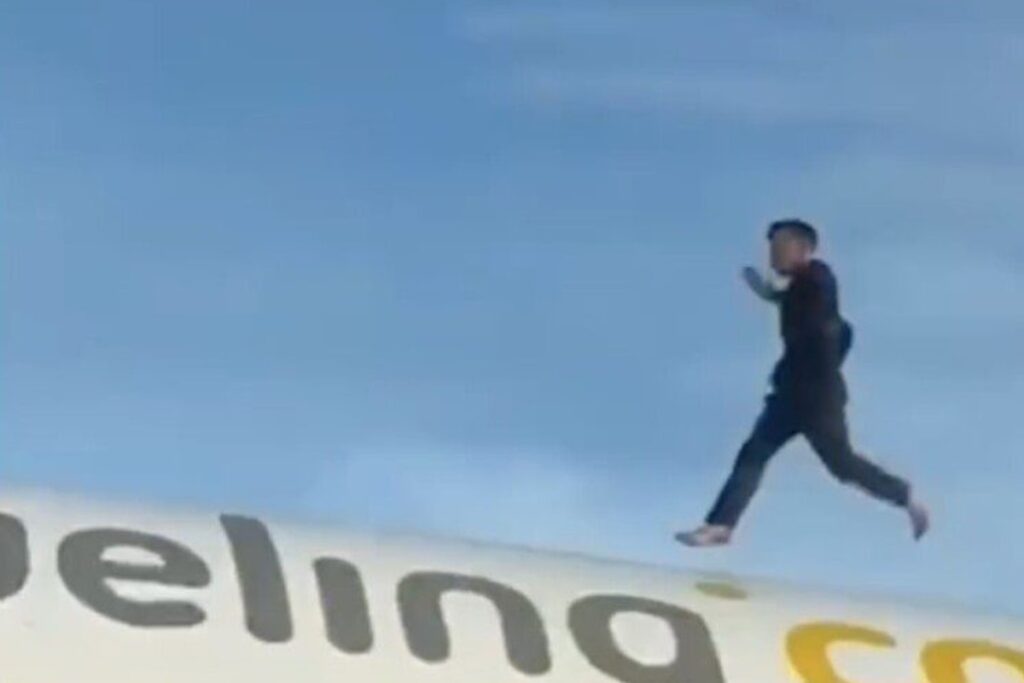 Il video dell'uomo che è salito sul tetto di un aereo