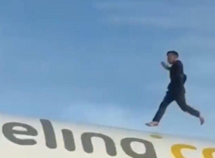Il video dell'uomo che è salito sul tetto di un aereo