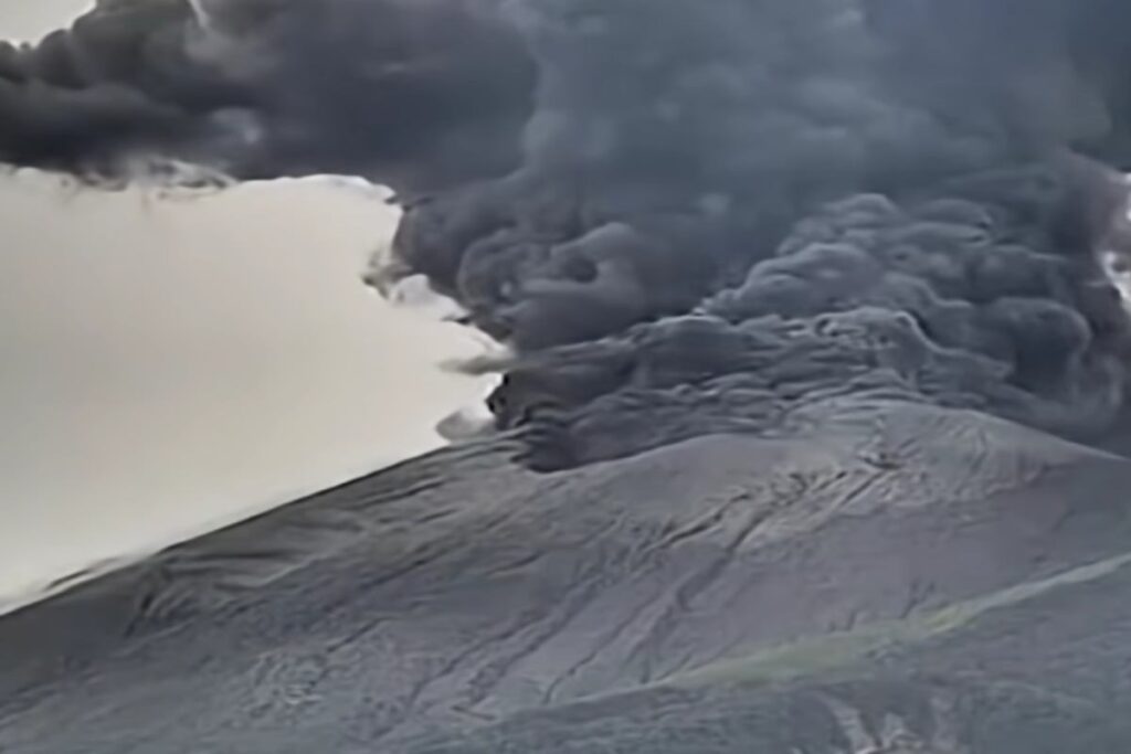 L'eruzione del vulcano Kanlaon, nelle Filippine