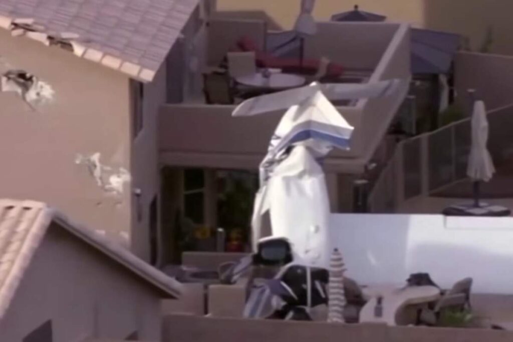 Aereo da turismo precipitato tra due abitazioni