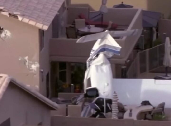 Aereo da turismo precipitato tra due abitazioni