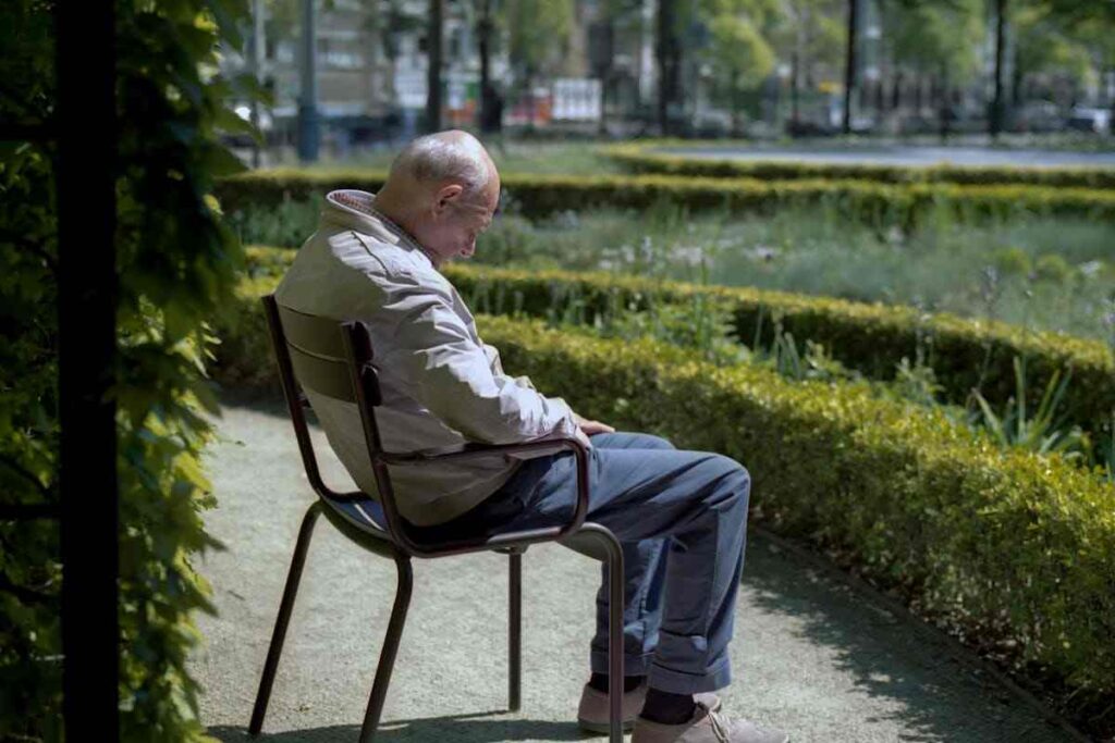persona anziana seduta in un parco