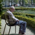 persona anziana seduta in un parco