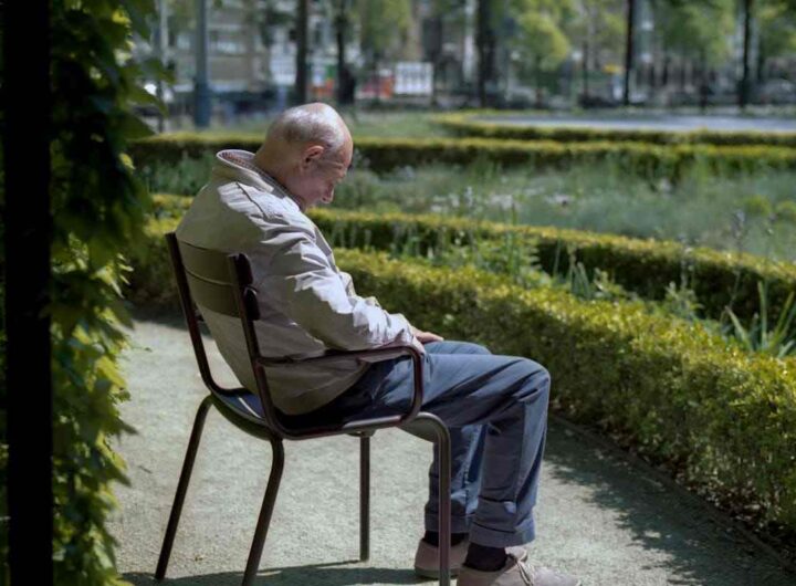 persona anziana seduta in un parco