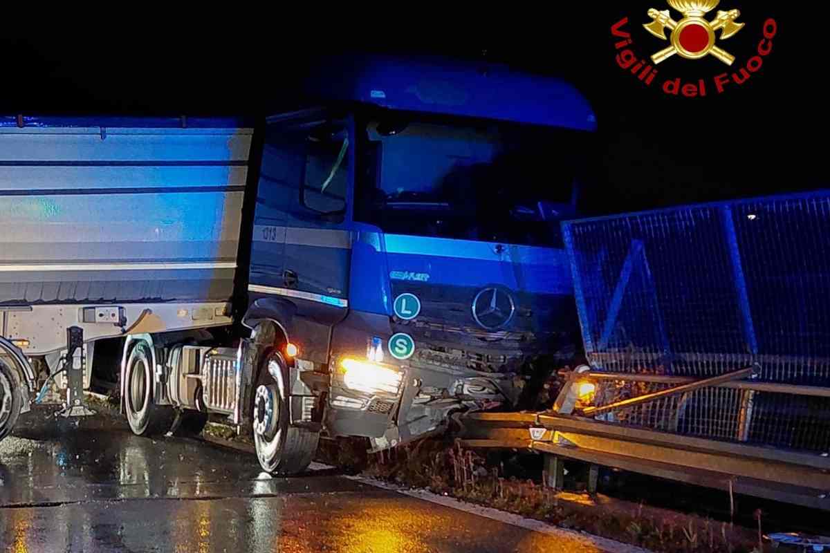 Maxi tamponamento in galleria sulla Messina-Palermo: 80 mezzi coinvolti, chiusa l'autostrada 
