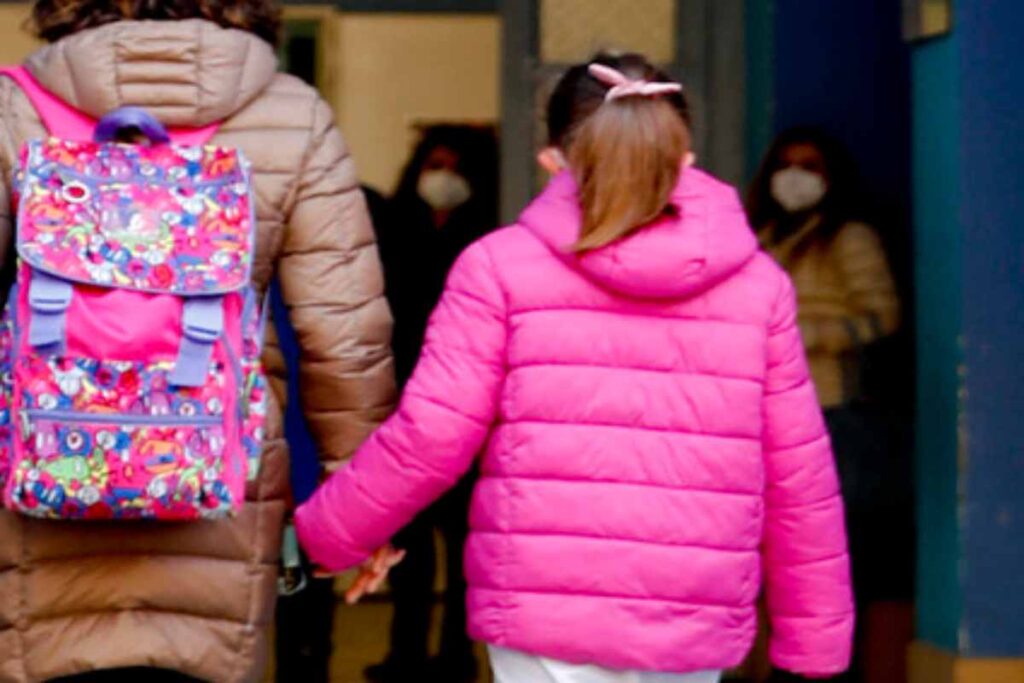 Bambina all'entrata di scuola