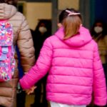 Bambina all'entrata di scuola