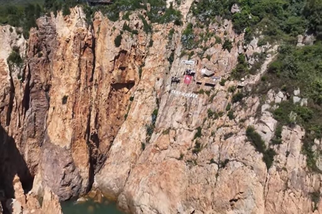 Il bar più pericolo del mondo, sorseggiare una tazza di caffè sul fianco di una scogliera