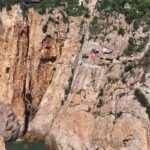 Il bar più pericolo del mondo, sorseggiare una tazza di caffè sul fianco di una scogliera