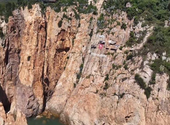 Il bar più pericolo del mondo, sorseggiare una tazza di caffè sul fianco di una scogliera