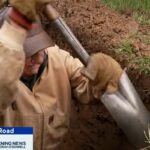 Allen McCloskey, una vita a scavare tombe. Dopo 73 anni va in pensione il becchino con la carriera più lunga di sempre