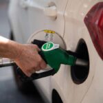 Un'auto mette benzina in una stazione di servizio