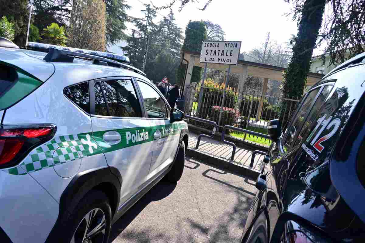 Polizia locale davanti alla scuola in cui è stata accoltellato lo studente