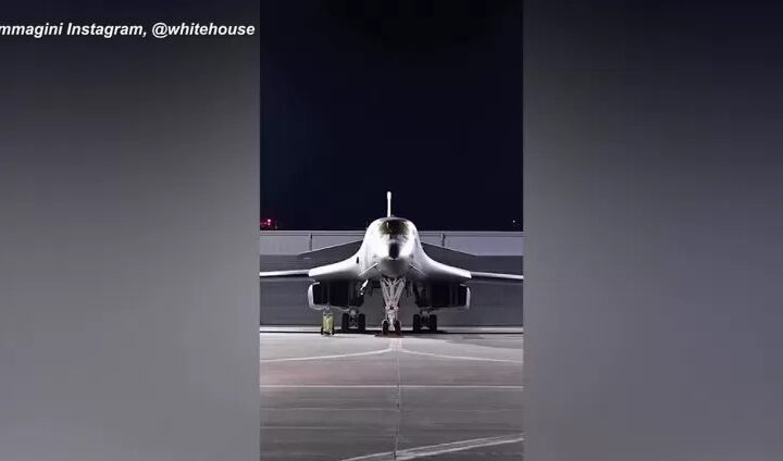 Bombardare il nemico a suon di Macarena e Danza Kuduro. La guerra in Iran diventa un disturbante prodotto social