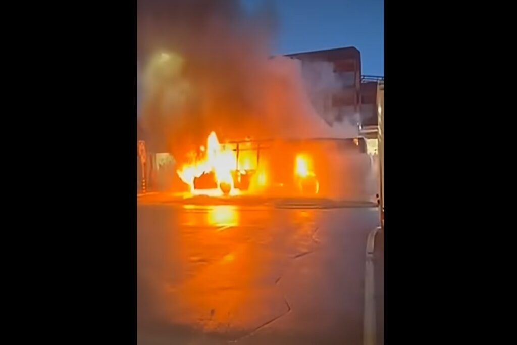 Il video dell’autobus in fiamme in Svizzera, testimoni parlano di un uomo che si è dato fuoco